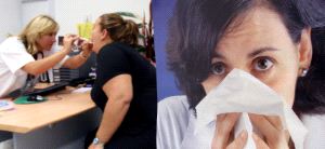 CAMPAÑA. Una médico pasa consulta junto a un cartel de la campaña de vacunación. / V. VICENS / AGM/