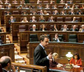 HEMICICLO. Zapatero interviene desde su escaño durante una sesión de control al Ejecutivo en el Congreso de los Diputados. / EFE/