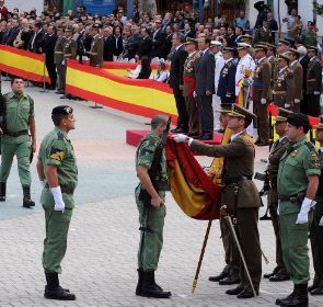 MILITAR. Los soldados paracaidistas cumplen con el protocolo. / N. GARCÍA/AGM/