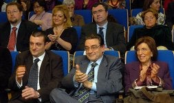 Victorino Polo, entre su hijo y su mujer, ayer en el Hemiciclo de Letras. / GUILLERMO CARRIÓN/AGM/