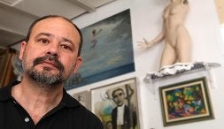 El pintor Paco Ñíguez, fotografiado en el espacio en el que trabaja, delante de algunas de sus creaciones. / MARTÍNEZ BUESO/