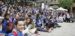 Los participantes en el I Maratón Fotográfico posaron así en la plaza de Santo Domingo. / JUAN LEAL/