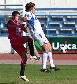 Perona intenta recuperar la pelota. / SUR/