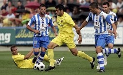 El defensa Pedro Baquero intenta controlar la pelota . / LAS PROVINCIAS/