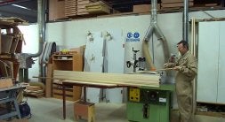 Un trabajador del sector de la madera en una empresa de Yecla. Más de la mitad de los parados en la localidad provienen del sector industrial. / ÁNGEL ALONSO/