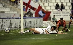 Diego Mainz se lanza desesperadamente para evitar un gol, en el último Albacete-Levante. / MANUEL PODIO/