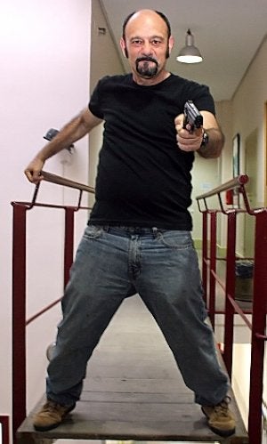 El cómico Javier Cansado apunta a cámara. / N. REINA/