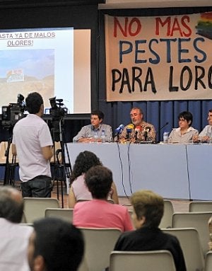 El alcalde y los representantes de los vecinos durante la primera asamblea de la plataforma. / PACO ALONSO / AGM/