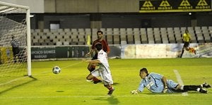 Jesús Navas anota el tercero del Sevilla, tras sentar al meta Javi Muñoz. / ANTONIO GIL / AGM/