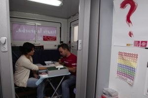 Karina se somete ayer a la prueba rápida del VIH, junto al campus de La Merced. / MARTÍNEZ BUESO/