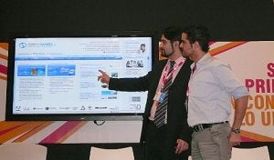 Ricardo Suárez muestra los contenidos de su página web. / SERVIWEB/