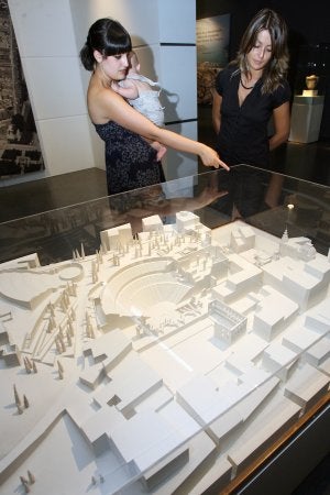 Visitantes, en el Museo del Teatro Romano, en julio. ::
V. V. / AGM/