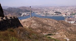 Panorámica del Monte de San Julián, con la chimenea de la antigua fábrica de Peñarroya en término medio y la ciudad de Cartagena al fondo. :: PABLO SÁNCHEZ / AGM/