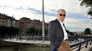 Juan Guillamón posa junto al puente de Manterola de Murcia, el pasado viernes. :: NACHO GARCÍA /AGM/