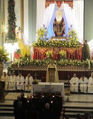 Altar de Santa María durante el acto en honor a la Virgen de los californios. ::
ANTONIO GIL / AGM/