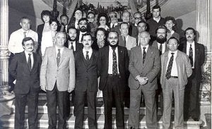 Miembros del Partido Cantonal en las escaleras del Palacio Consistorial en una foto de 1982. ::
LV/