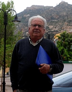 Juan Vidal en el Barrio de la Concepción, con el fuerte detrás. :: A. GIL/