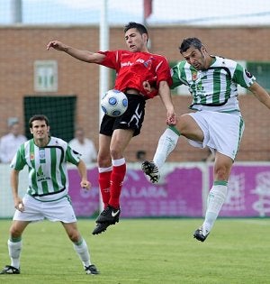 Dos jugadores saltan en busca de un balón, ayer en El Mayayo. :: VICENTE VICENS / AGM/