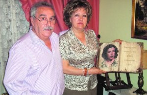 Irene Pozo sujeta un retrato de su madre, Juana Rodríguez, junto a su marido, Roque García. A la derecha, Juana y José Pozo, su esposo. :: J.A. PÉREZ/