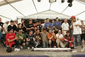 El joven 'Makel G', ganador de la Batalla de Gallos, actuando en la entrega de premios delante del resto de ganadores. :: SONIA M. LARIO / AGM/