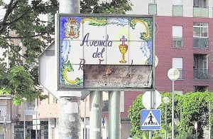 Cartel roto en la avenida Paso Encarnado