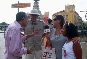 El artista francés Thierry Geoffroy / Colonel, en el Puente de los Peligros de Murcia. :: MANIFESTA/