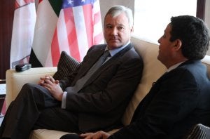 Valcárcel y Ghassan El Aridi, de Marta Consulting, en la reunión del 23 febrero en Dubai. :: CARM/