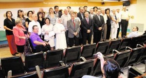 Los representantes de todas las asociaciones subvencionadas posan con los responsables de Caja Mediterráneo, ayer en Murcia. ABEL F ROS / ENFOQUE/