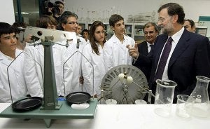 Mariano Rajoy, durante la visita que realizó al colegio Gredos de Moratalaz, en Madrid; tras él, Juan Antonio Pedreño, presidente de CEPES. :: EFE/