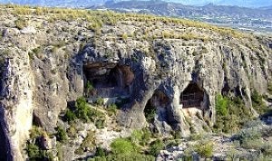 Panorámica de los abrigos en el barranco de los Grajos. :: A.GÓMEZ/