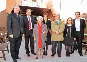 Fanny Blanco y Juan Vidal, dirigentes de Lucha contra el Cáncer, en el centro, junto a los galardonados monseñor Lorca, Manuel Martín y esposa, y la viuda e hijo de Vicente Rex. :: PACO ALONSO / AGM/