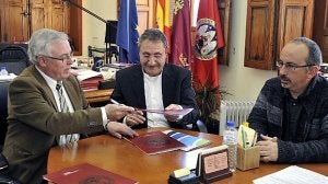 El rector, José Antonio Cobacho, y el presidente de la Fundación, Emilio Ballester, firmando el convenio. :: JUANCHI LÓPEZ/