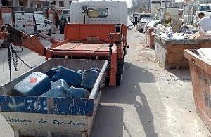 Una grúa se lleva un contenedor lleno de bidones. ::
URBINCASA/