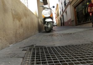 Adoquines levantados en la calle Padre Azor