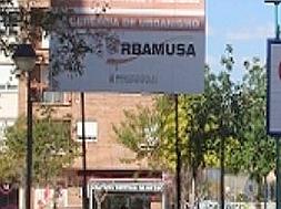 Un cartel «peligroso» en un jardín de Ronda Sur