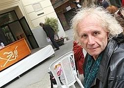 El poeta, enfrente del Museo Gaya, donde se desarrolló la lectura ::
E. Botella/