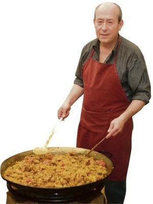 José lópez Martínez, preparando un arroz. ::
LA VERDAD/