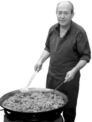 Antonio Martínez preparando un arroz. ::
MANUEL HERRERO/