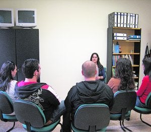 Una psicóloga trabaja con uno de los grupos de terapia. ::
ARCHIVO
LV/