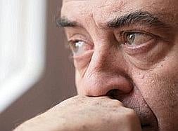 Un gesto del filósofo y escritor José Antonio Marina, incansable agitador social que pide a los ciudadanos que tomen «una postura beligerante» . :: JOSÉ LUIS TORIJA/