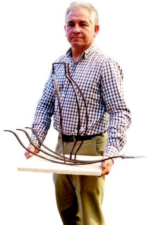 Pedro José, con una de sus obras en la UNED. ::
M. H./