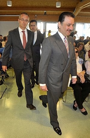 El embajador entra a la sala seguido por Domingo Segado. :: A.GIL/