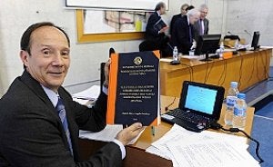 Joaquín Moya-Angeler, ayer, antes de leer su tesis. :: V. VICÉNS/AGM/