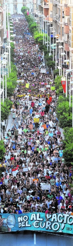 Los manifestantes llenan toda la calle Correos. :: NACHO GARCÍA / AGM/