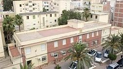 La demolición afectará al edificio de oficinas y mandos y a los que circundan el patio del cuartel en los que residen los agentes de la Benemérita. :: SONIA M. LARIO / AGM/