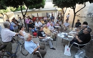 Los vendedores del mercadillo de antigüedades de San Andrés, reunidos en asamblea. ::
ISRAEL SÁNCHEZ/