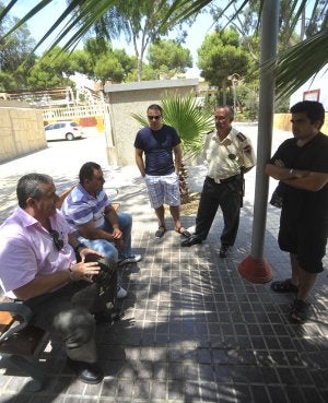 Vigilantes y personal de Omega ayer en el albergue. :: A.GIL / AGM/