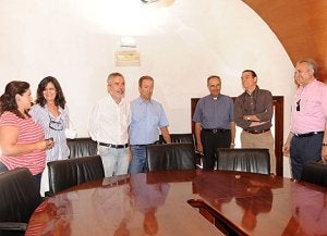 Los integrantes de la comisión de seguimiento, ayer antes del inicio de la reunión. :: P. A. / AGM/