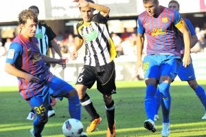 Grimaldo, con el número 35, le quita un balón a Toni Moral, el domingo. ::
ANTONIO GIL / AGM/