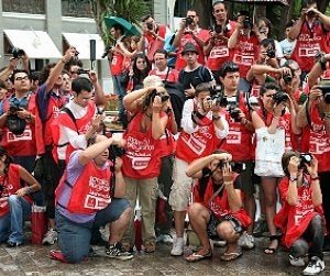 Concursantes de la pasada edición, en plena faena. :: E. BOTELLA / AGM/